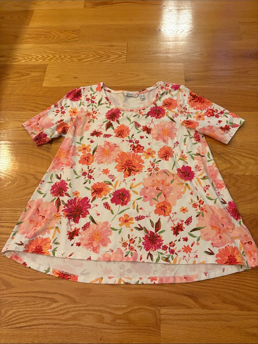 Isaac Mizrahi Floral Short Sleeve Tee in White with Pink & Orange Flowers